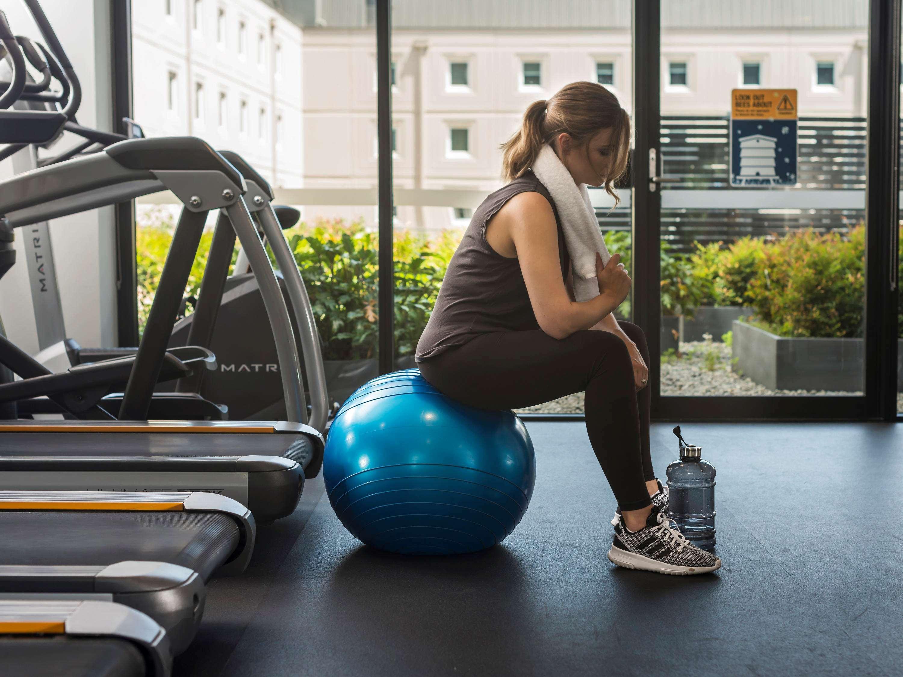 Hotel Pullman Sydney Airport Zewnętrze zdjęcie A woman sitting on a Swiss ball