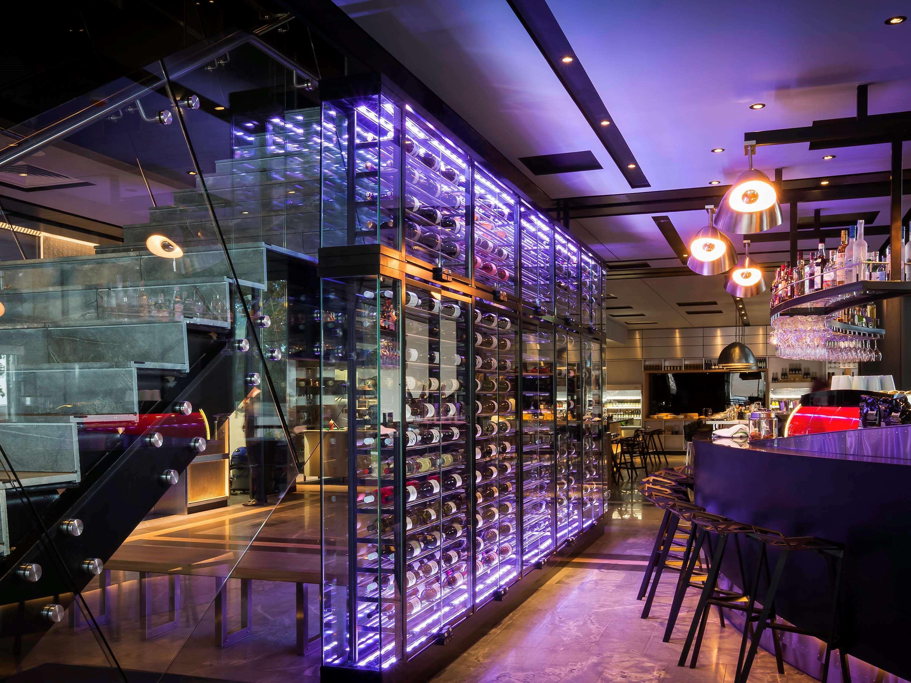 Hotel Pullman Sydney Airport Zewnętrze zdjęcie Wine display at the bar
