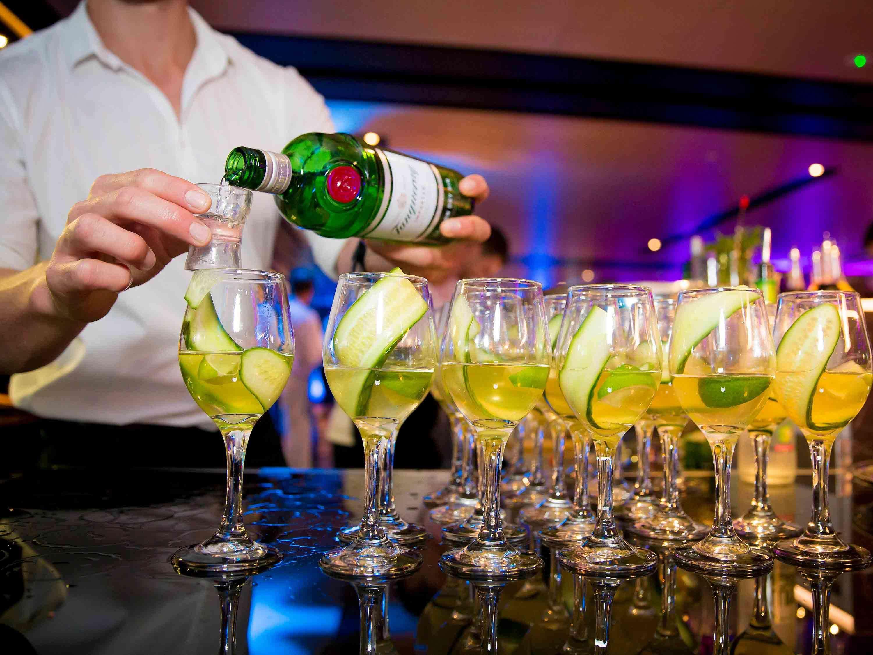 Hotel Pullman Sydney Airport Zewnętrze zdjęcie A bartender preparing drinks