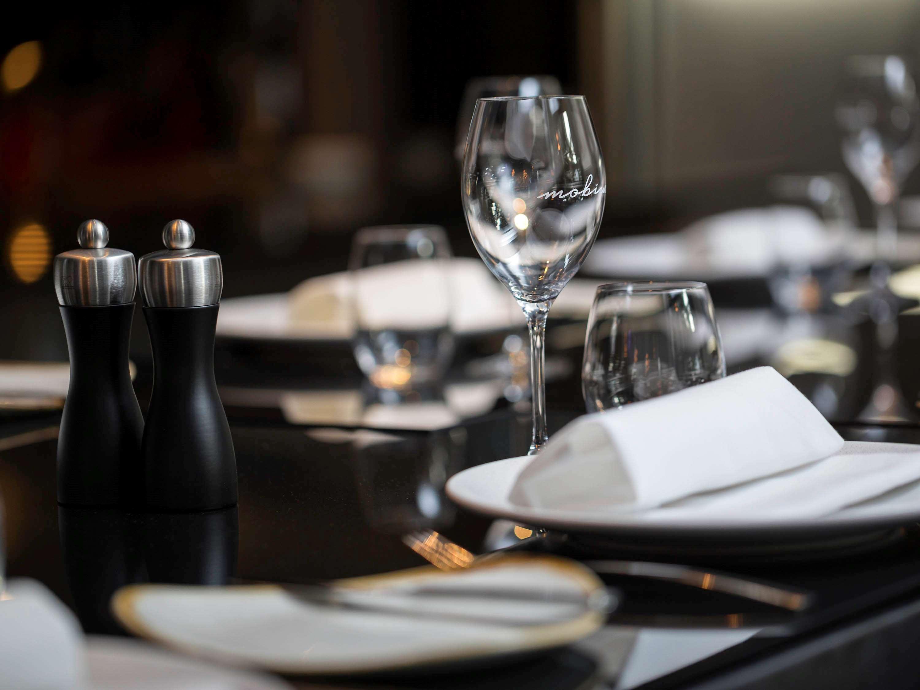 Hotel Pullman Sydney Airport Zewnętrze zdjęcie A restaurant table set for service