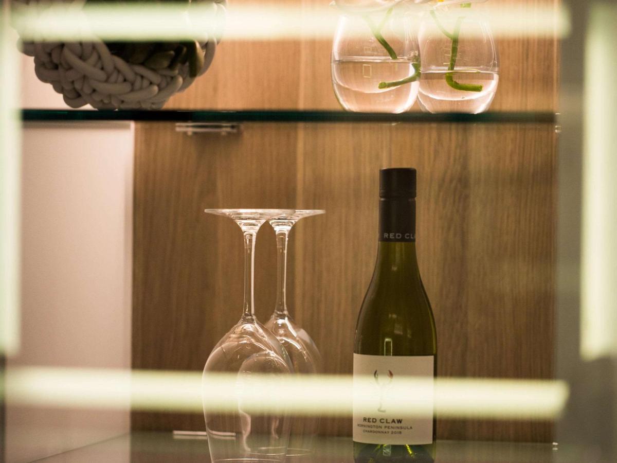 Hotel Pullman Sydney Airport Zewnętrze zdjęcie A bottle of wine in a hotel room